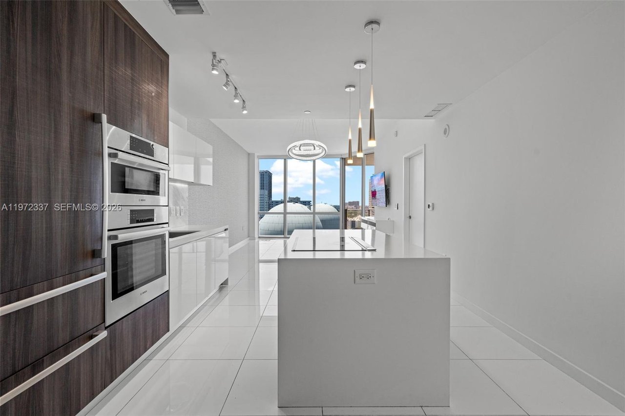 851-ne-1-avenue-miami-condo-for-sale-kitchen
