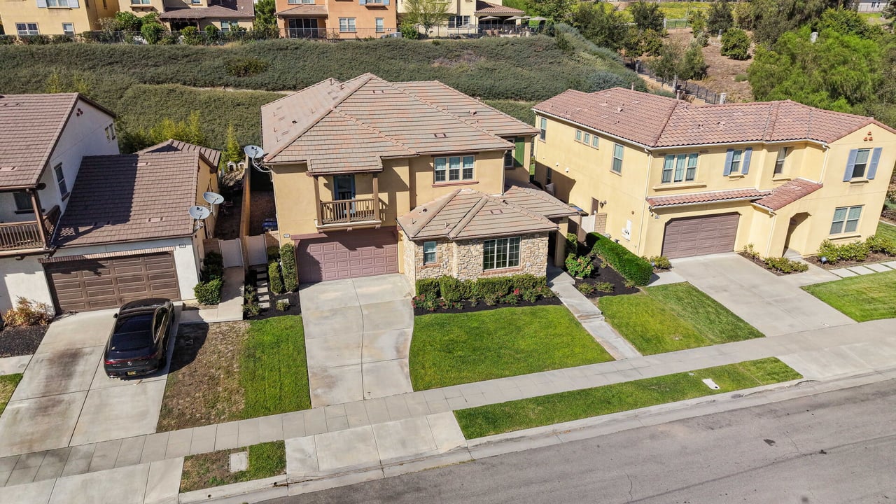 885 E Manresa