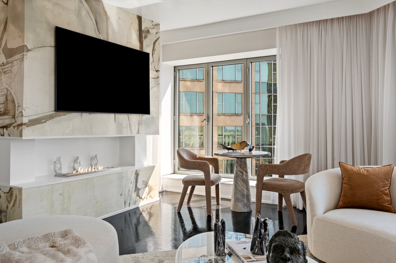 950 N Michigan Ave #2704