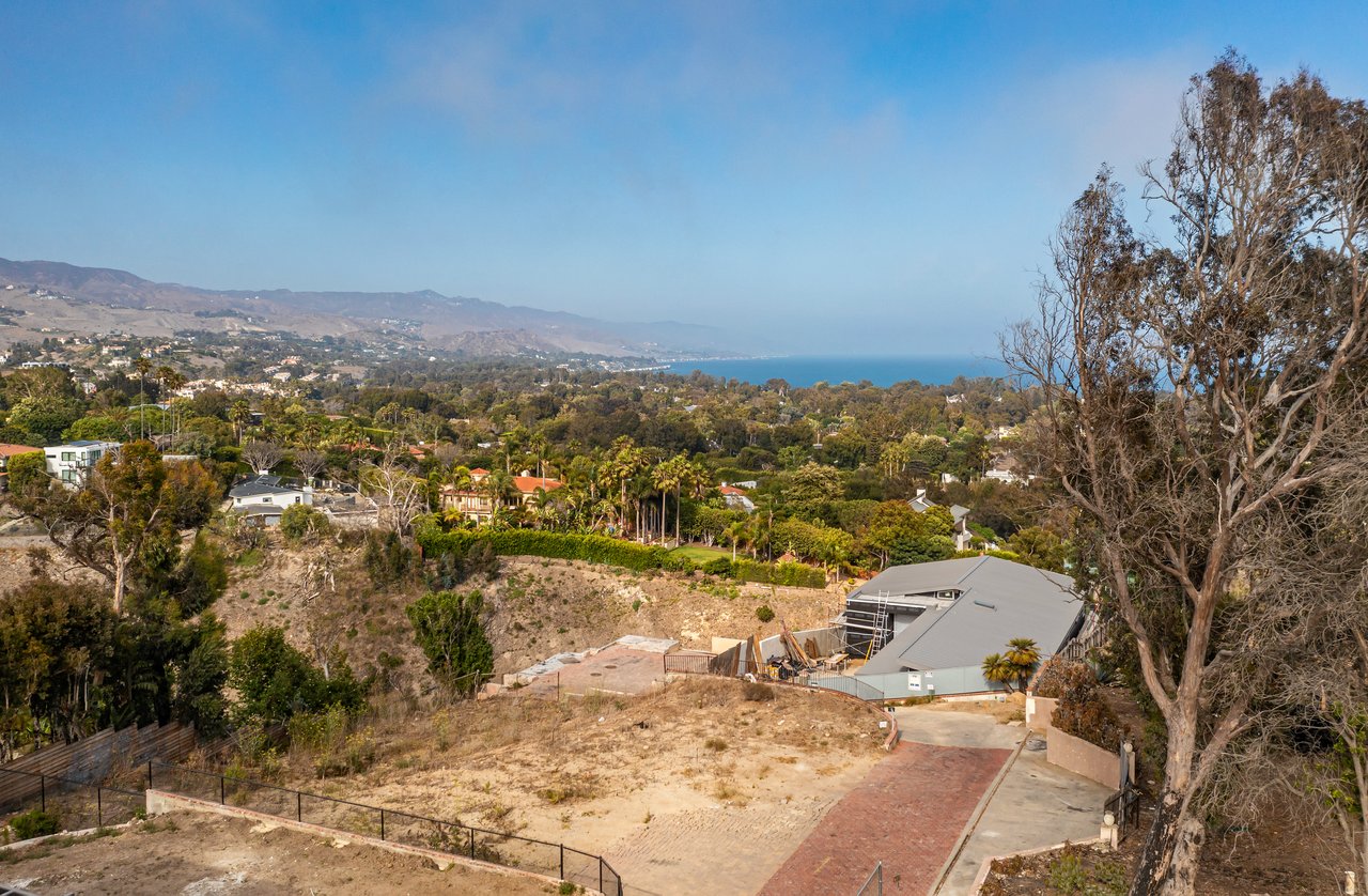 6754 Dume Dr