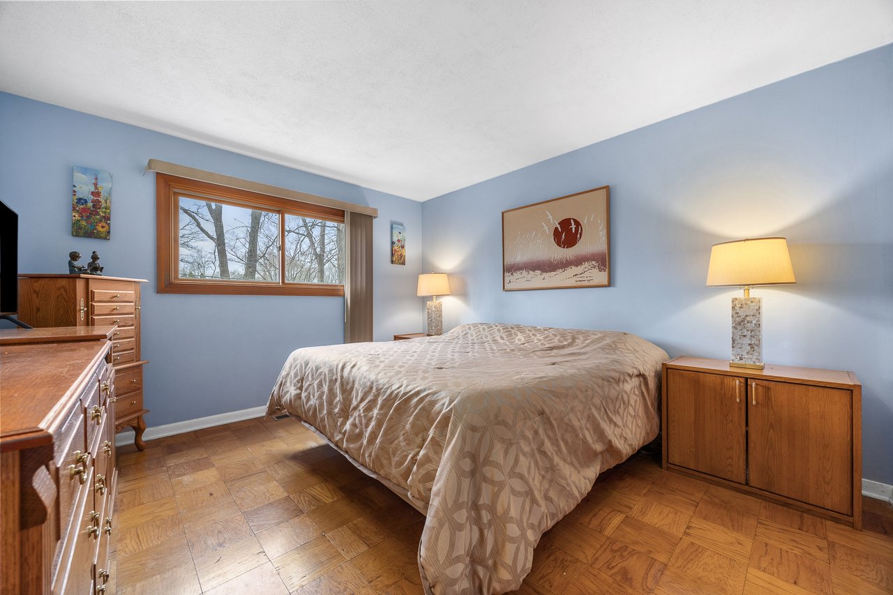 8000 Oakview Lane, Woodridge