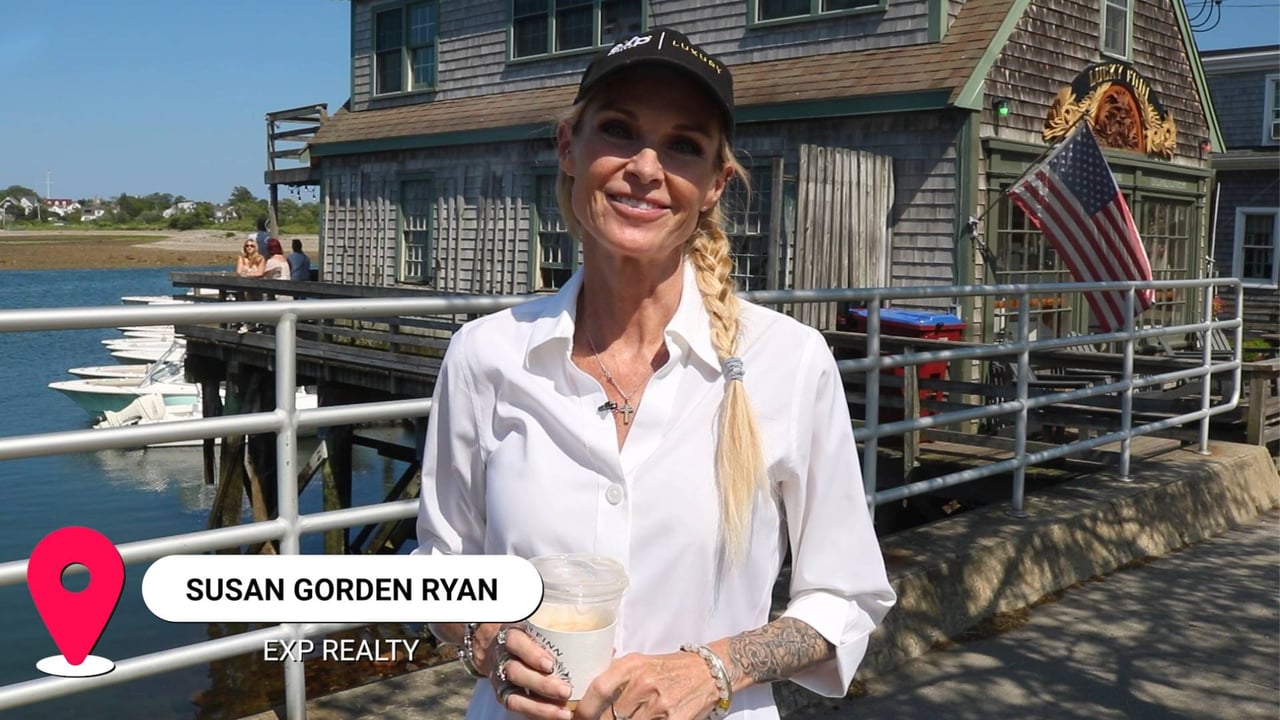 Lucky Finn Café Coffee with a Harbor View