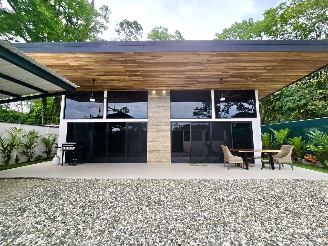 Tropical Modern Villa in Uvita – 3BR Retreat with Large Pool Near the Beach