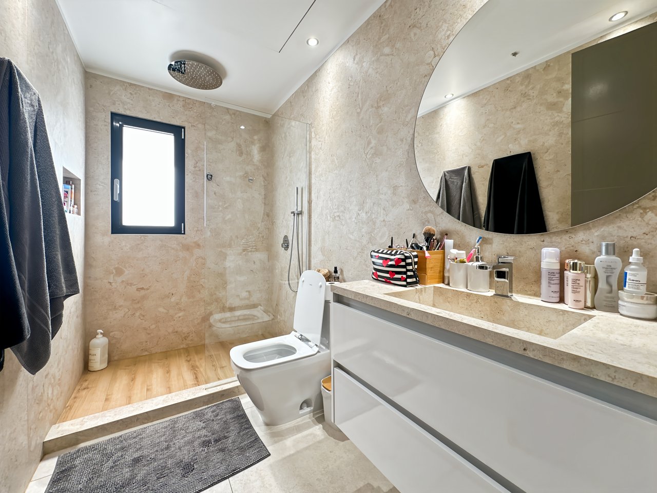 Rare Opportunity: Spacious Apartment with Terrace and Private Pool - ColeBay