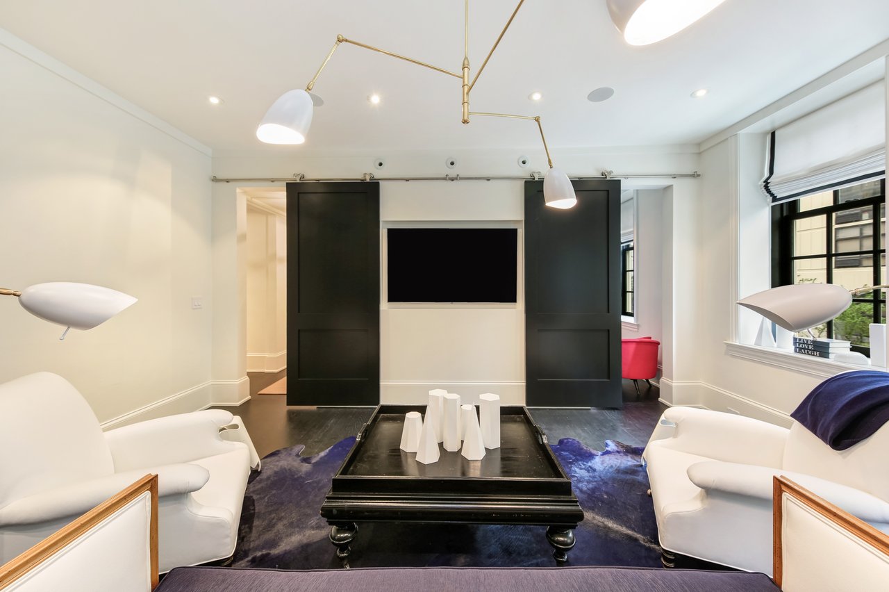 Romantic pied-à-terre in a vintage Gold Coast building 