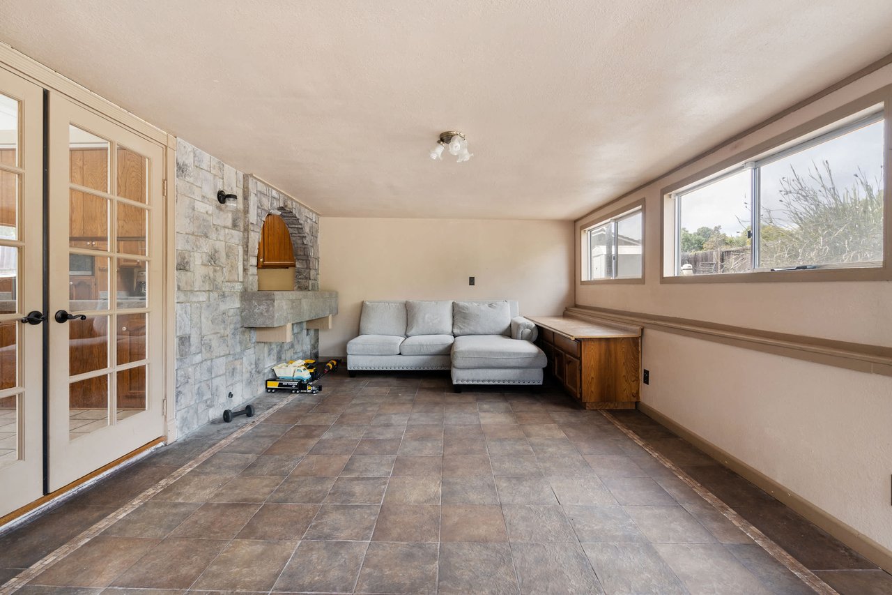 1002 Pepper Tree Ln