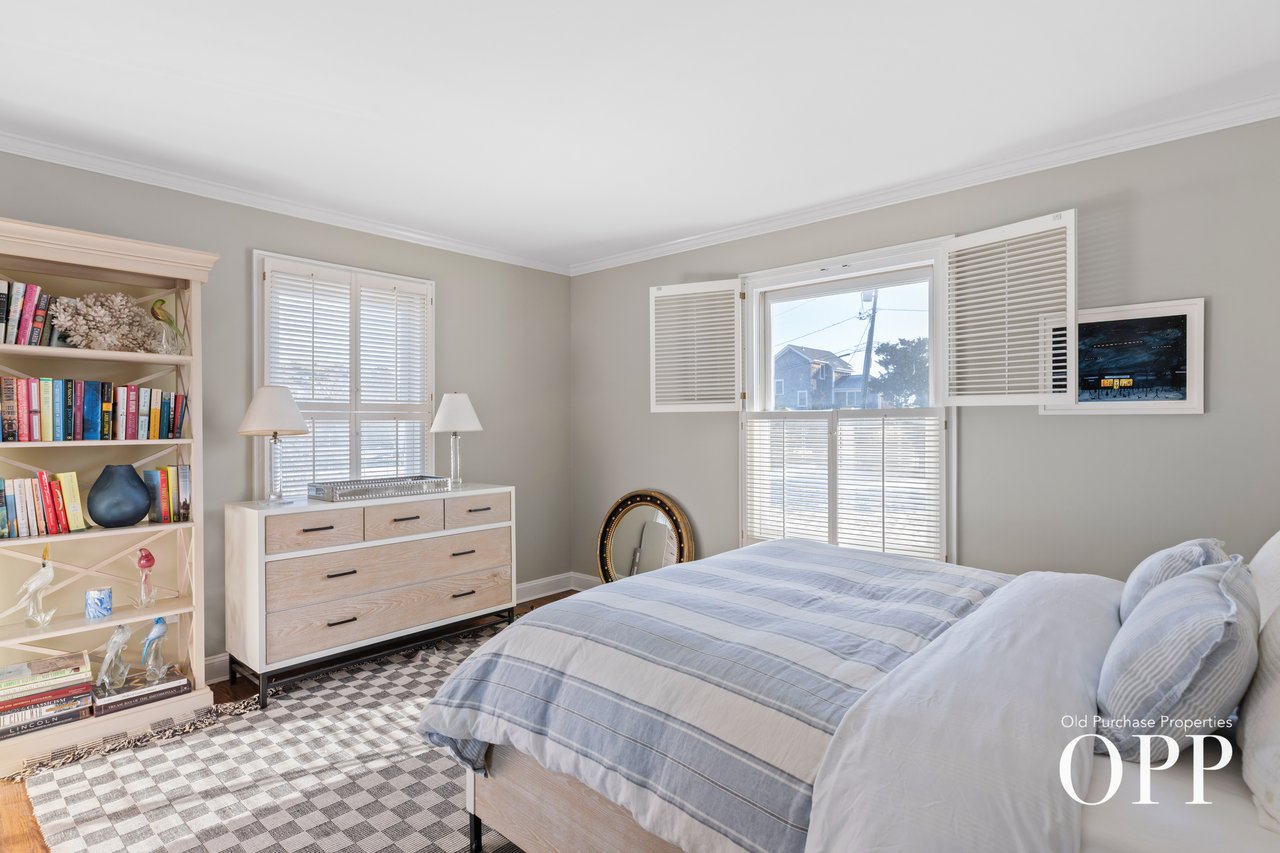 CHARMING SUMMER RETREAT WITH GARDENS & BAY BREEZES