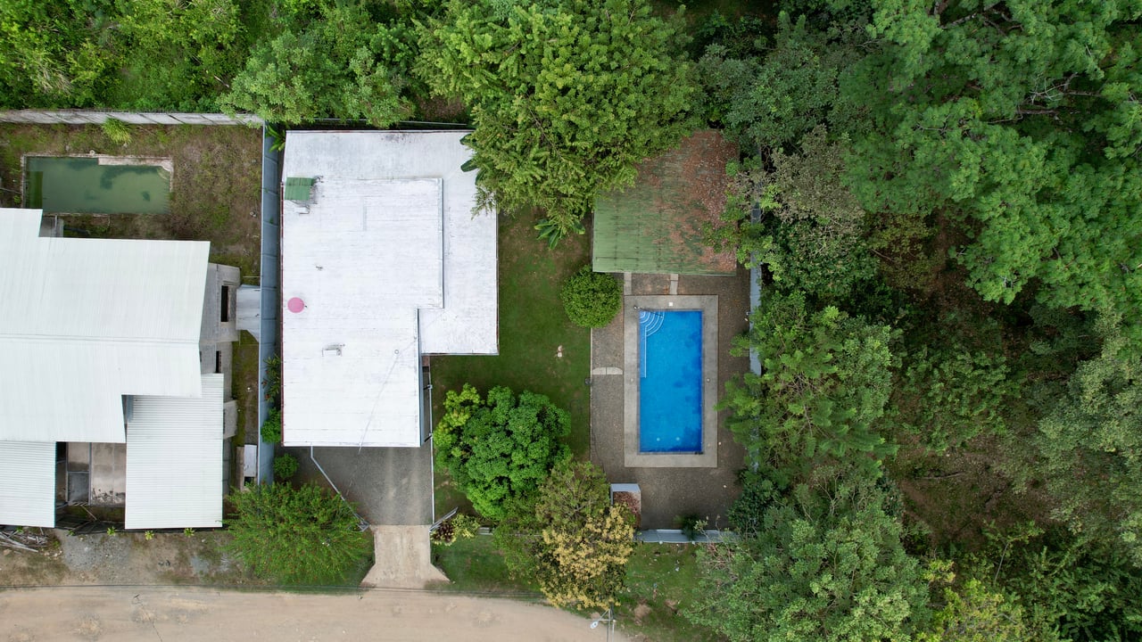 3-Bedroom Home with Large Pool and Garden in Bahía