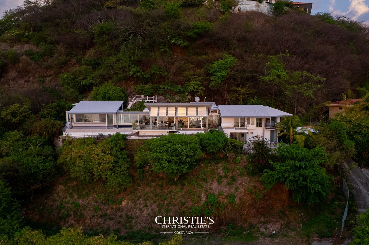 Casa Holmes: Award-Winning Glass House with Ocean Views