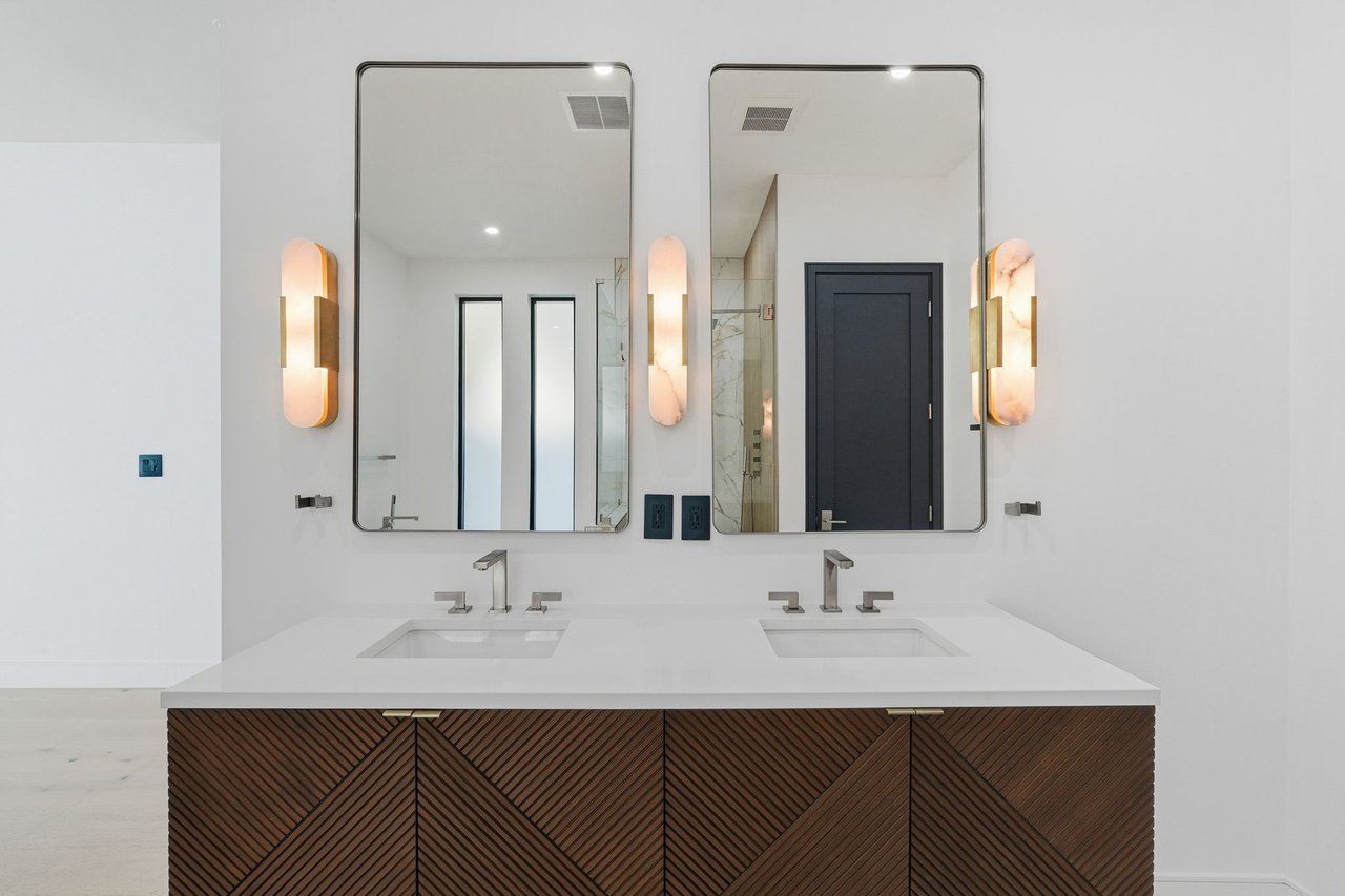 3106 N VALENCIA Lane