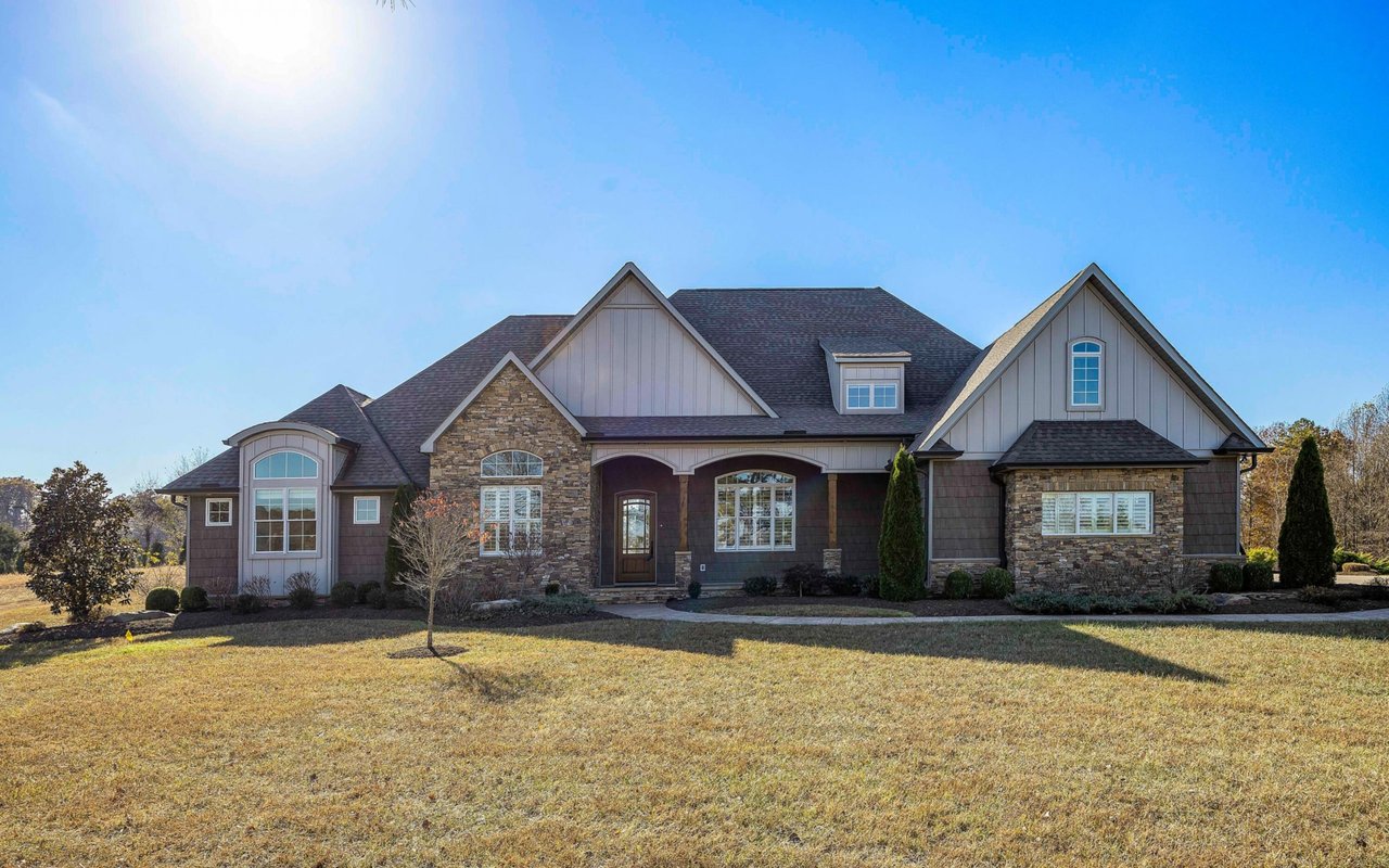 Wallace Luxury Spotlight | 7511 Williams Ferry Road Lenoir City, TN 37771