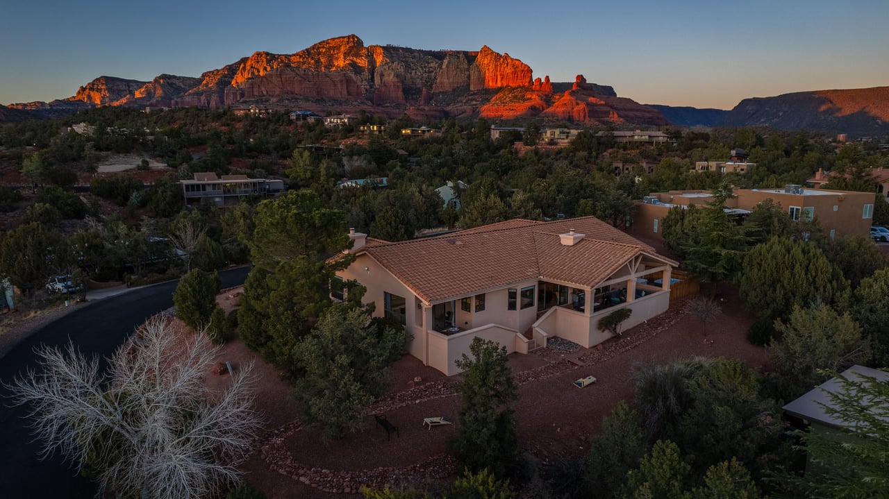 5 Bed, 3 Bath Uptown Sedona-Game Room-Sauna-Cold Plunge-Jacuzzi-Gym