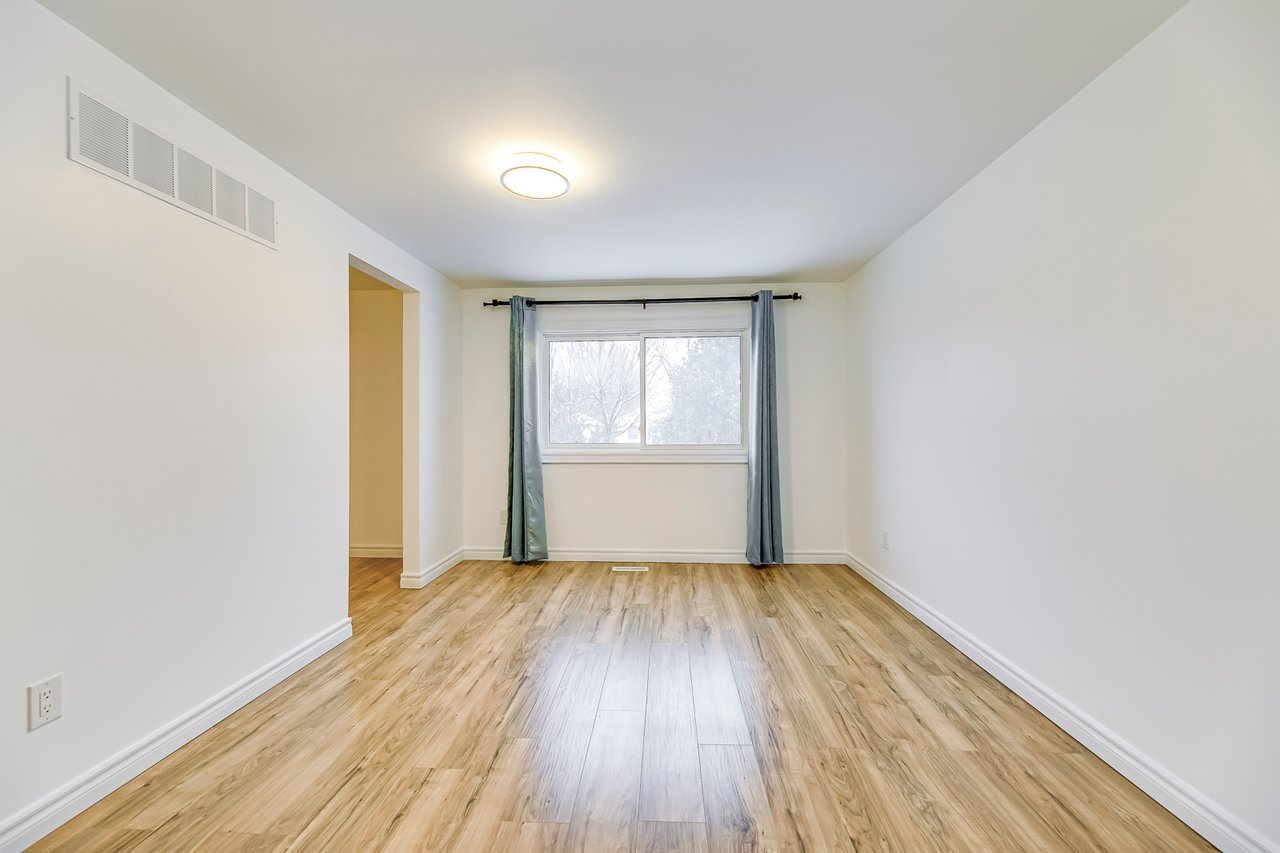 3042 Patrick Cres
