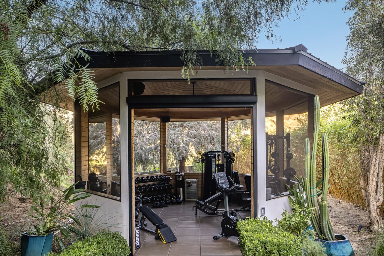 8080 Laurel View Dr, Hollywood Hills 