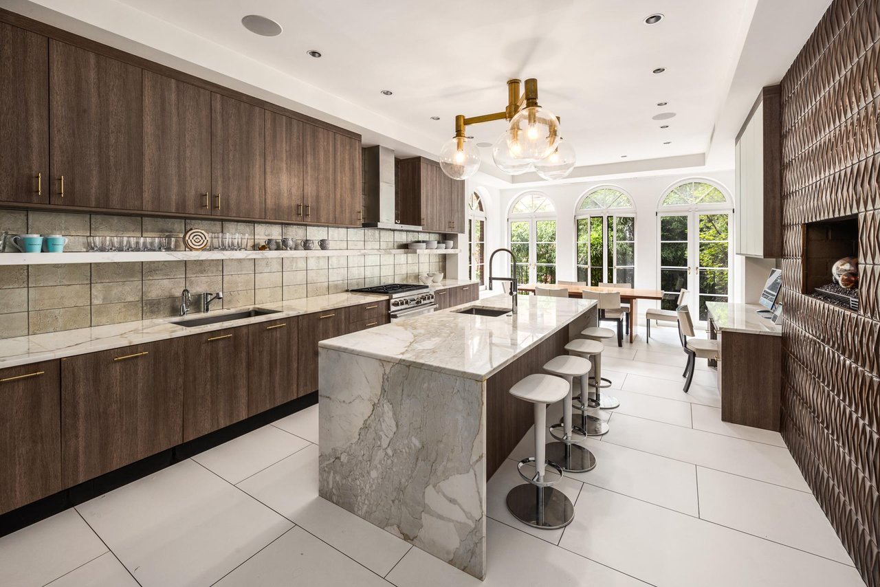 180 E 75TH St - In Contract