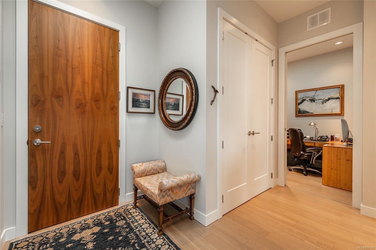 401-1765 Oak Bay Ave