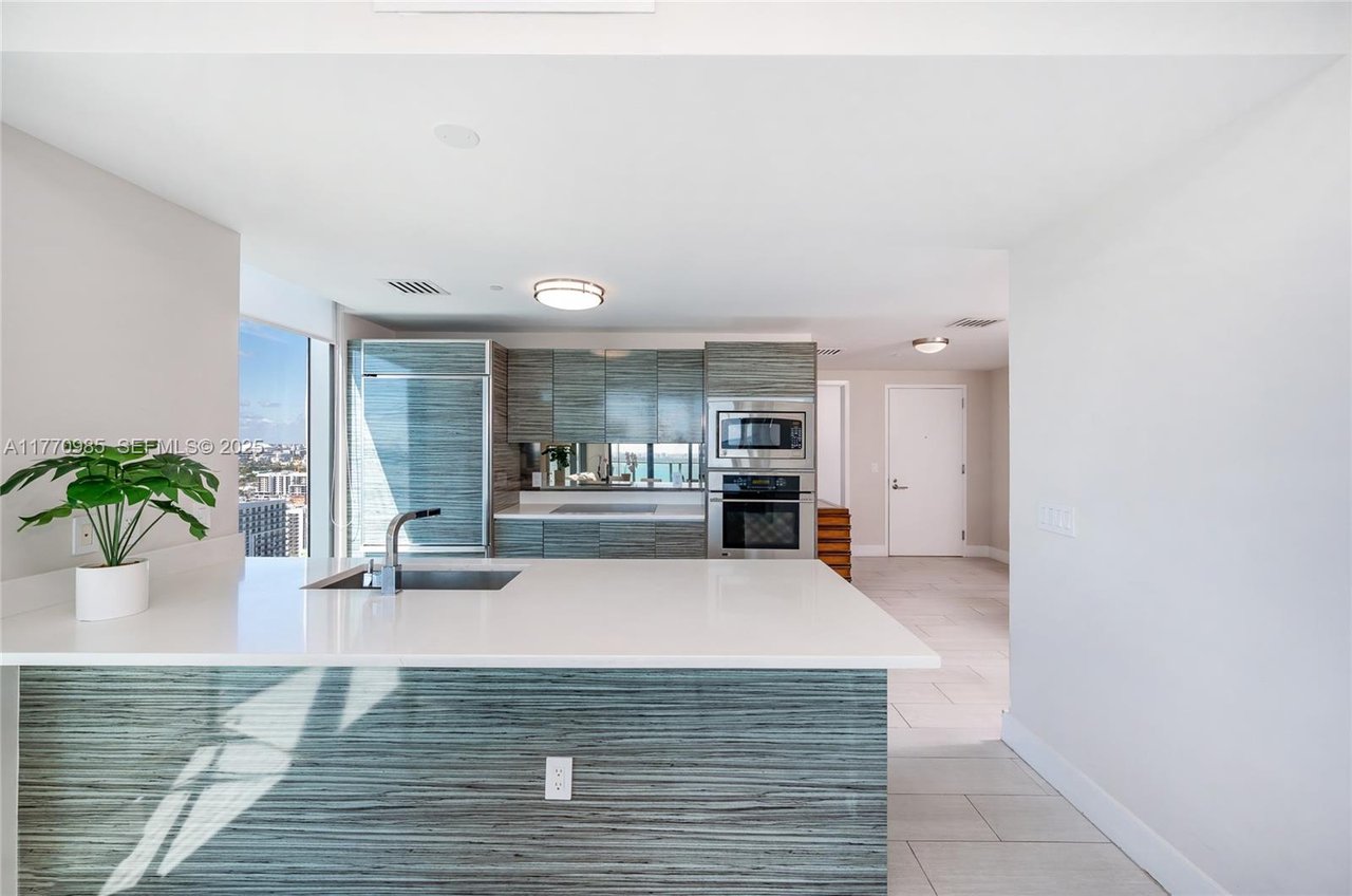 miami-icon-bay-condo-sold-kitchen