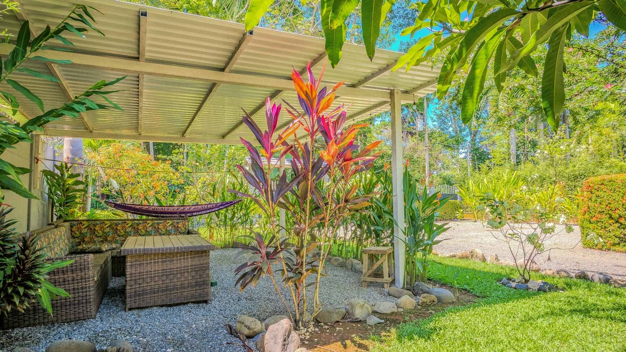 Tropical 3-Cabin Home with Pool and Gardens in the Heart of Uvita
