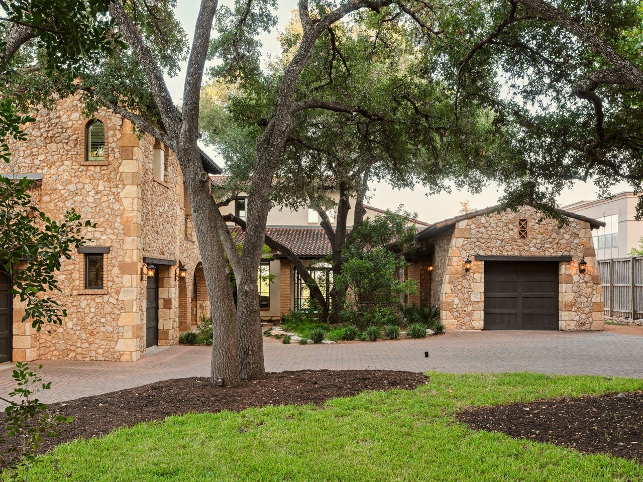 LAKESHORE HORIZON: WATERFRONT VILLA WITH LAKE & CITY VIEWS