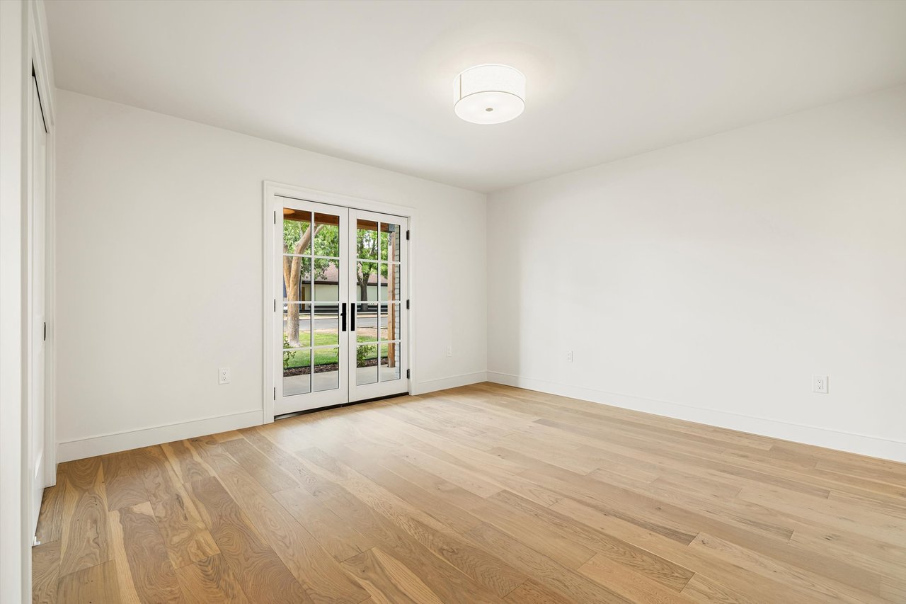 4835 E INDIANOLA Avenue