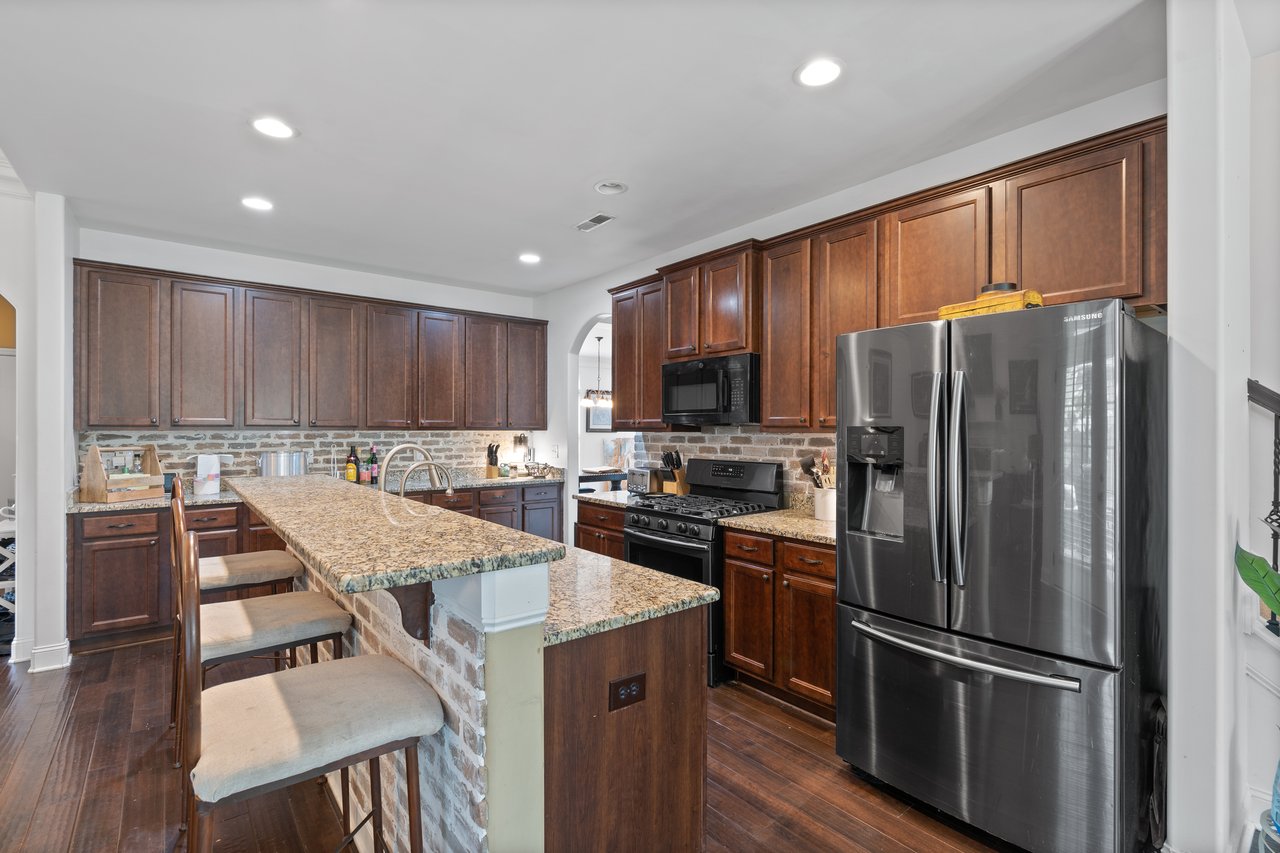 Stylish Comfort in Harvest – Spacious Gem with a Bonus Room! 