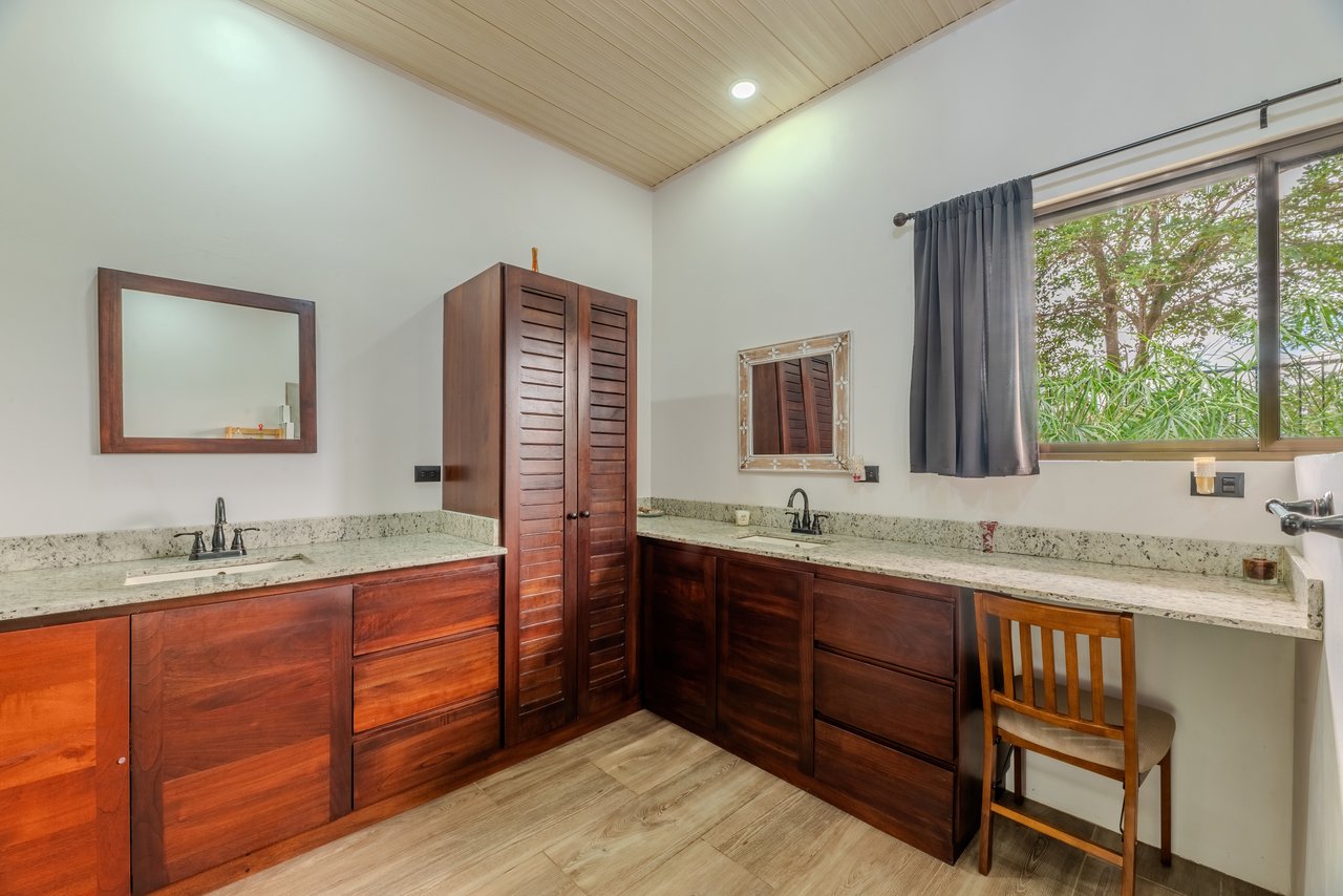 Vista de la Montaña House - Beautiful residence in the desirable Finca Los Alfaro - Quepos