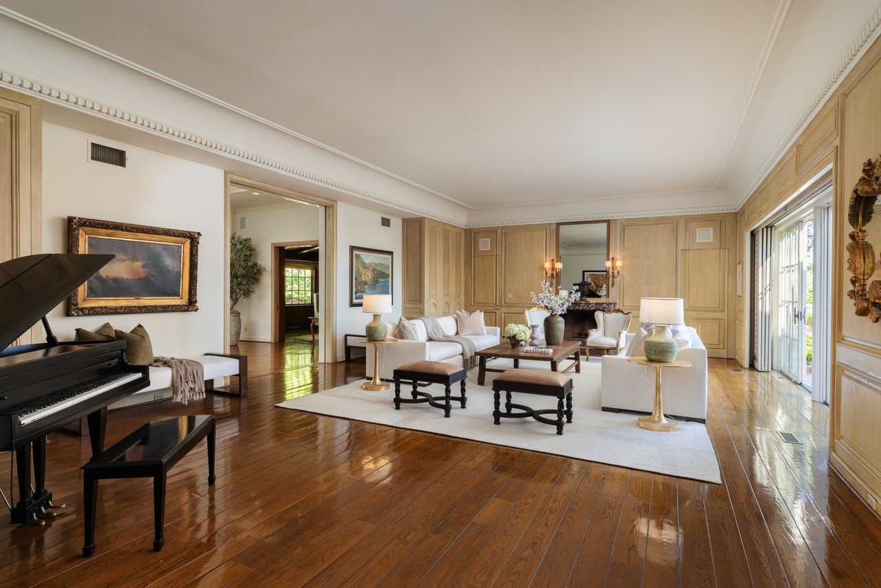 1025 N Crescent Dr, Beverly Hills