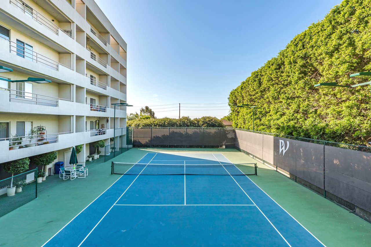 1131 Alta Loma Rd #516