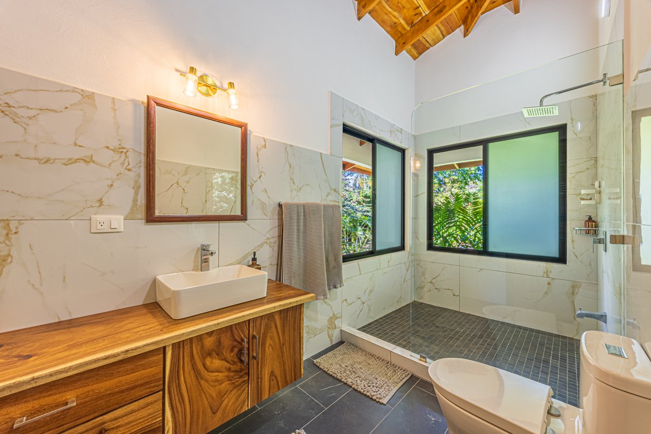  Luxury Homestead  Conveniently Located