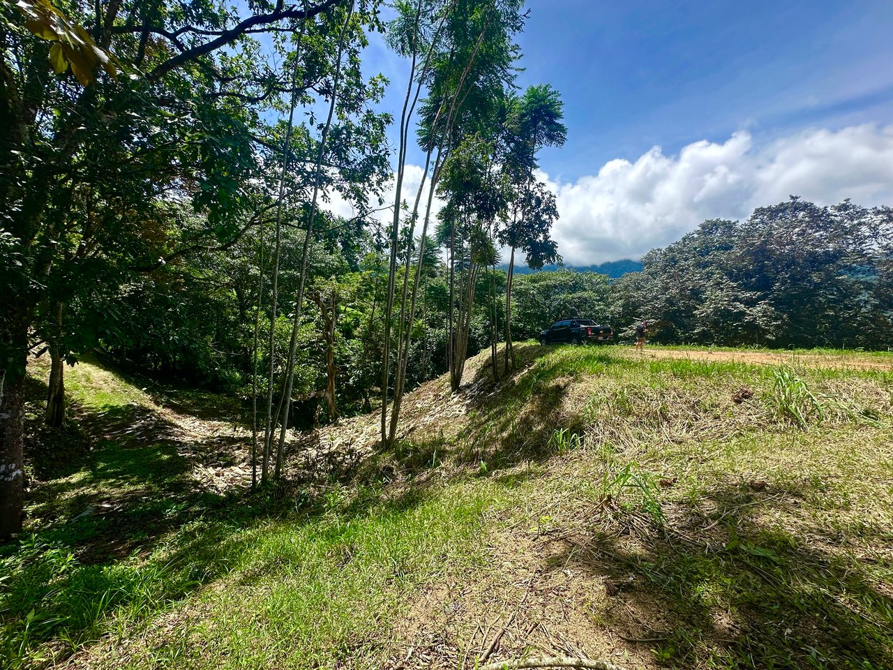 Build-Ready Lot in Ojochal’s Calle Cacique | Easy Access & Stunning Mountain Views