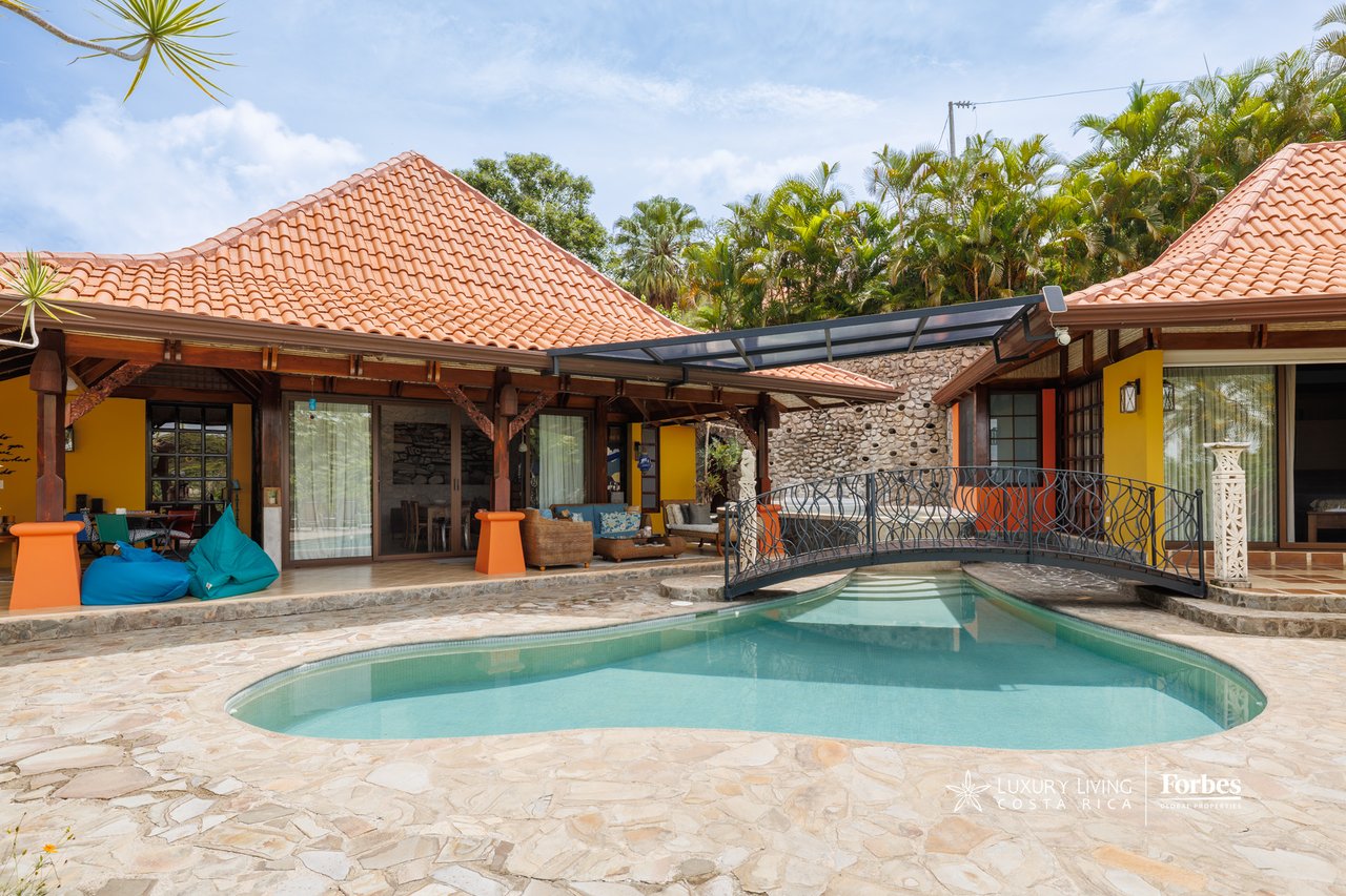 21476 - House: Balinese-Inspired Luxury Home for Sale in Atenas