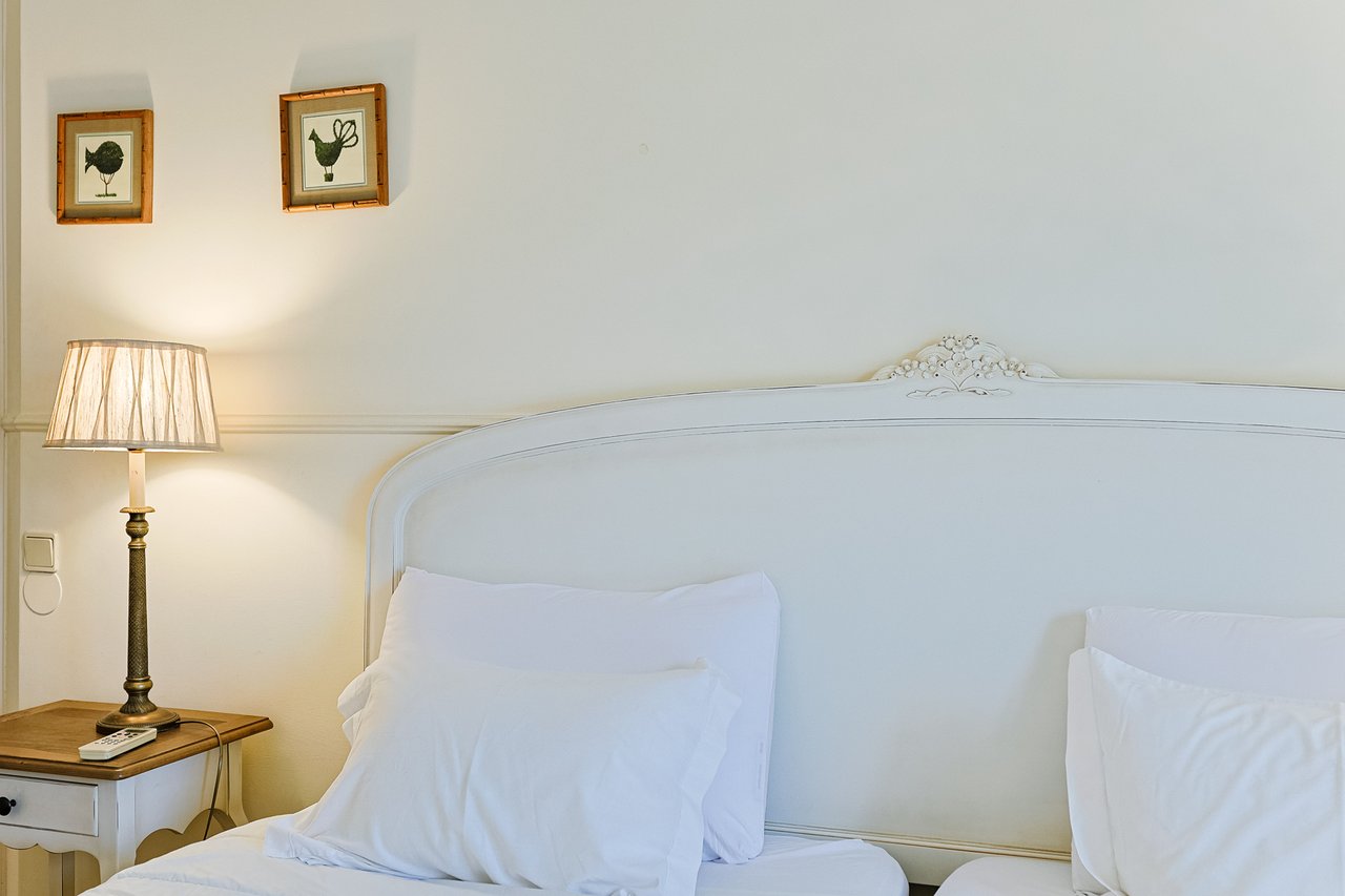 Spacious 8+2-Bedroom Villa with Pool for Rent in Cascais