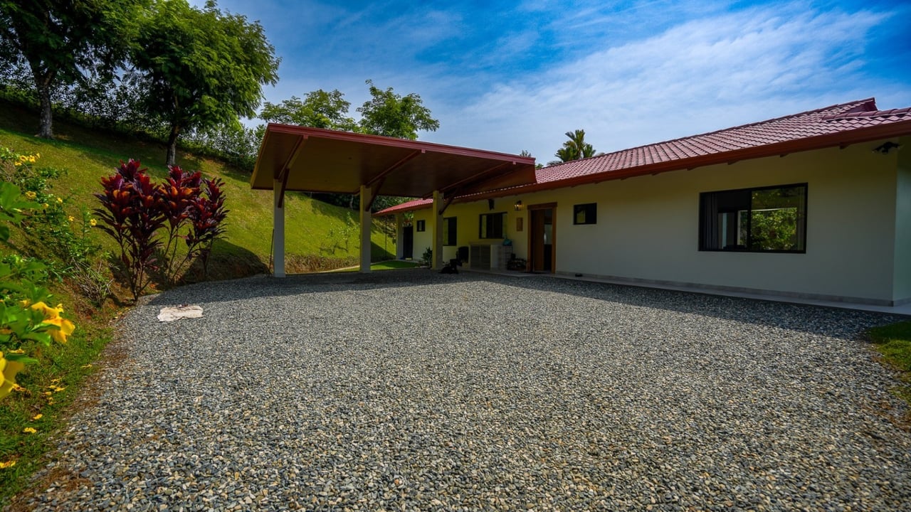 Stunning 2-Bedroom, 2-Bathroom Home with Pool on a Spacious Lot in Ojochal – Calle Papagayo