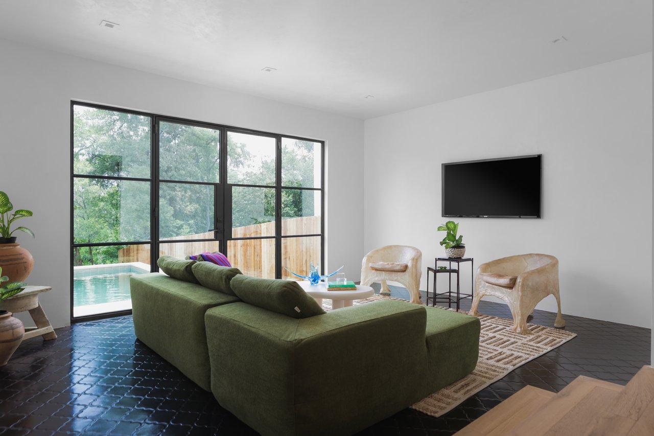 1103 Gaston Ave