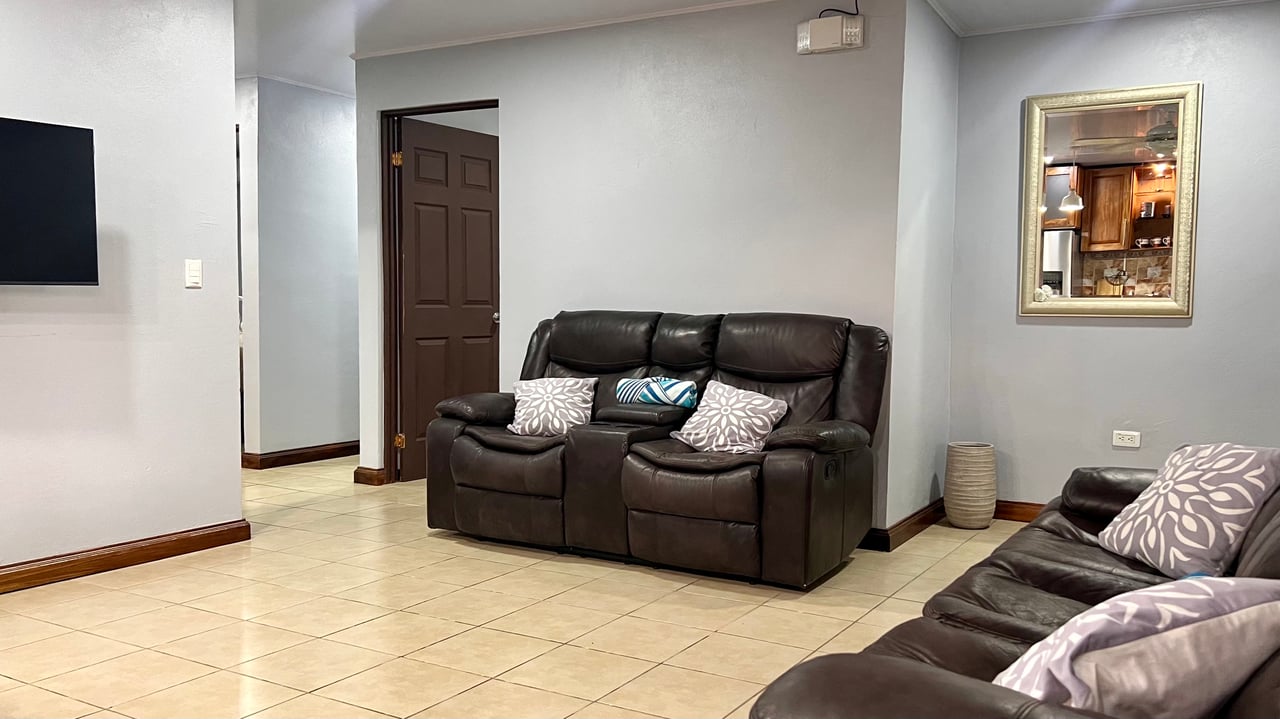 3-Bedroom Home with Large Pool and Garden in Bahía