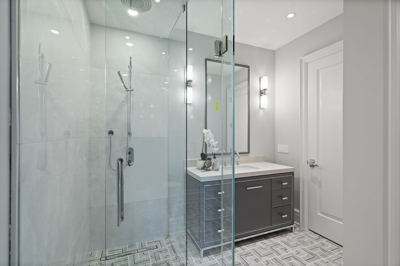 Prestigious Dunvegan Rd