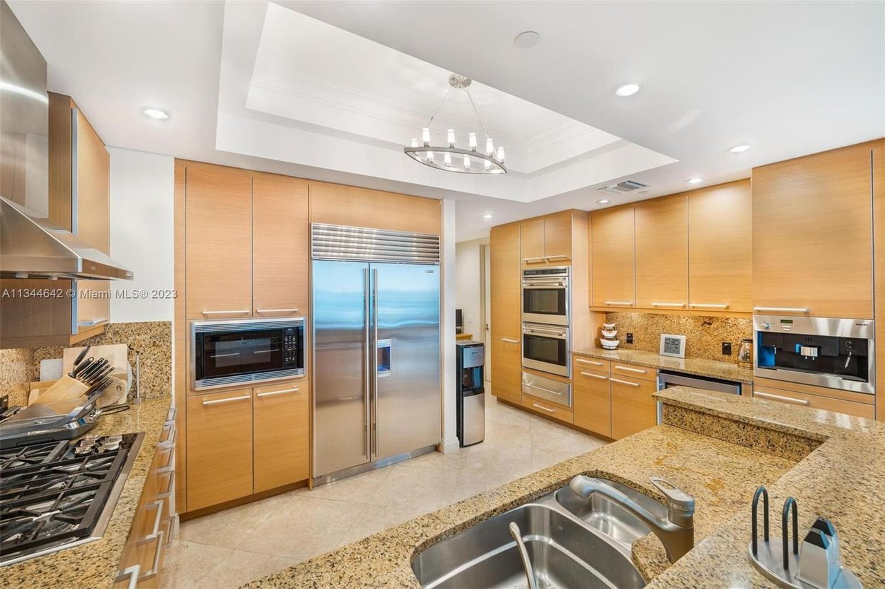 10295 Collins Ave, #304