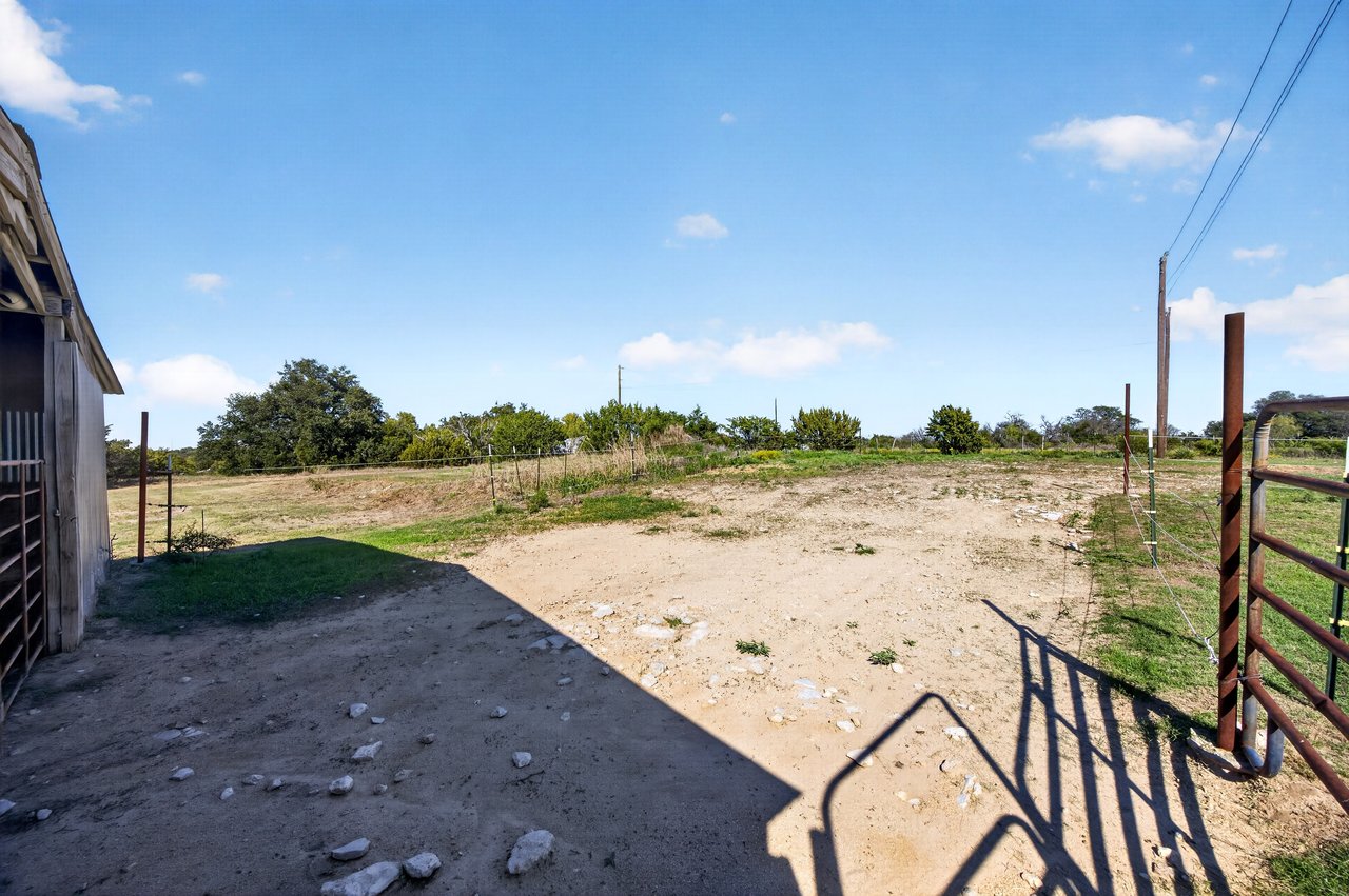 277 Private Road 1611