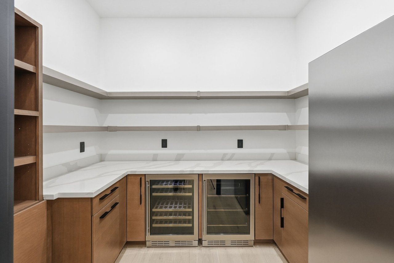 3106 N VALENCIA Lane