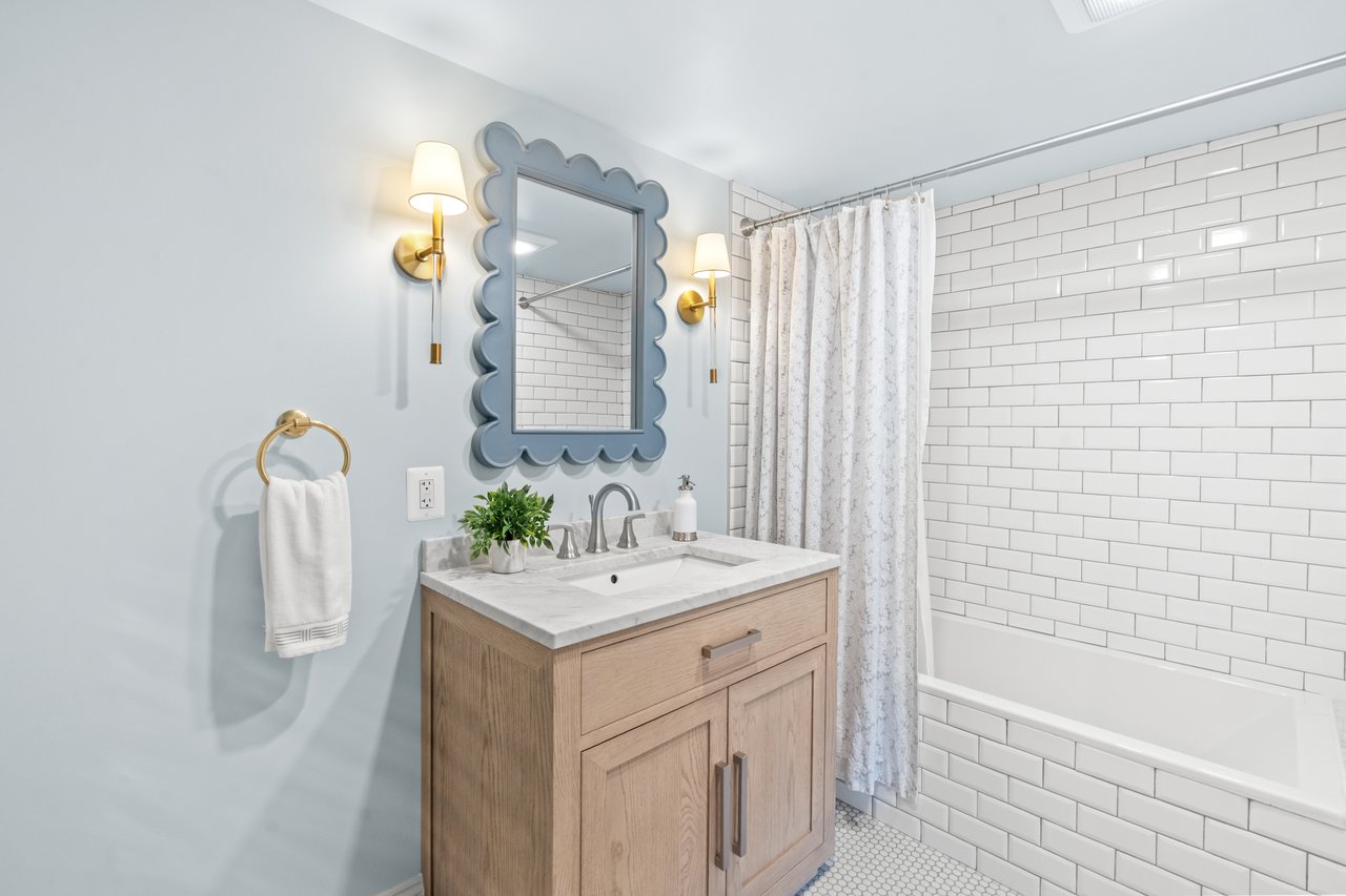 21 W Oak Street