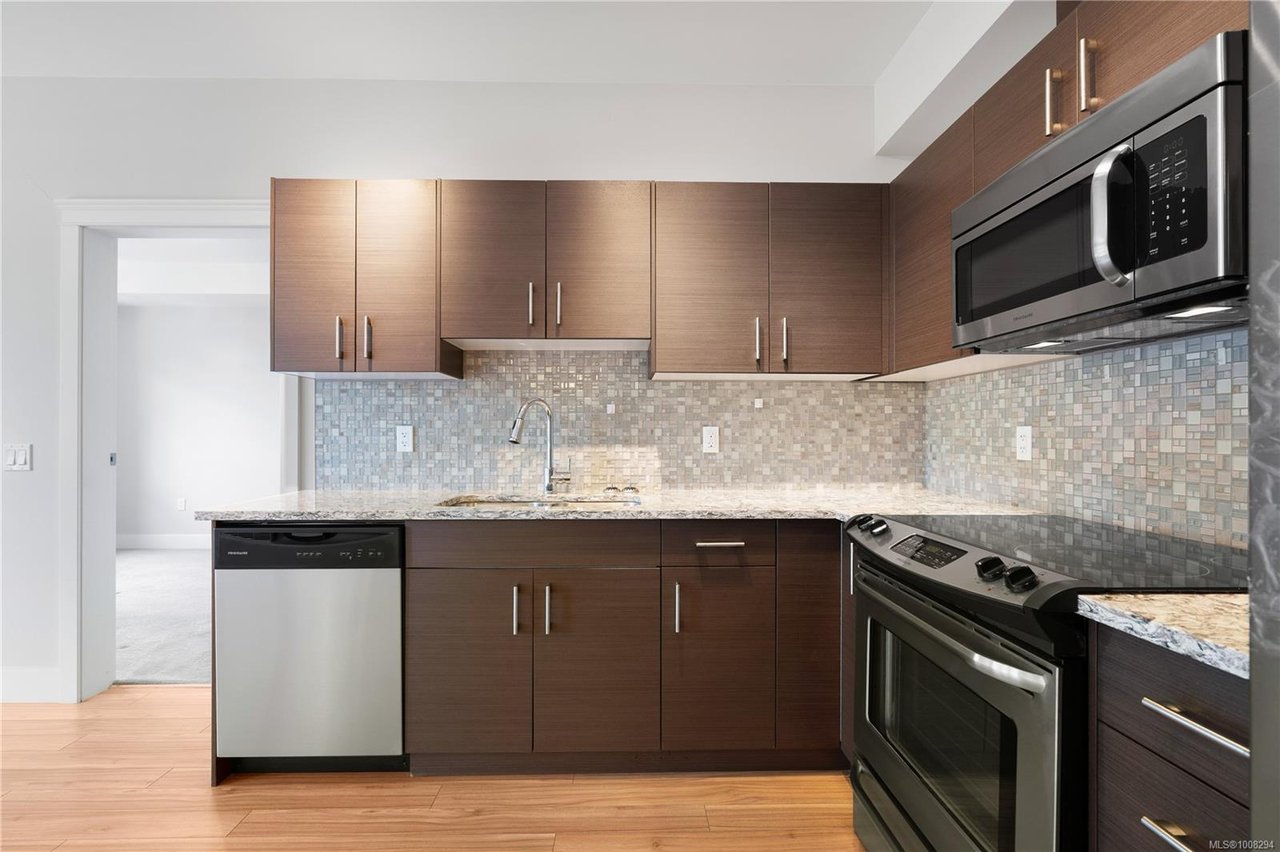 106-935 Cloverdale Ave, Saanich