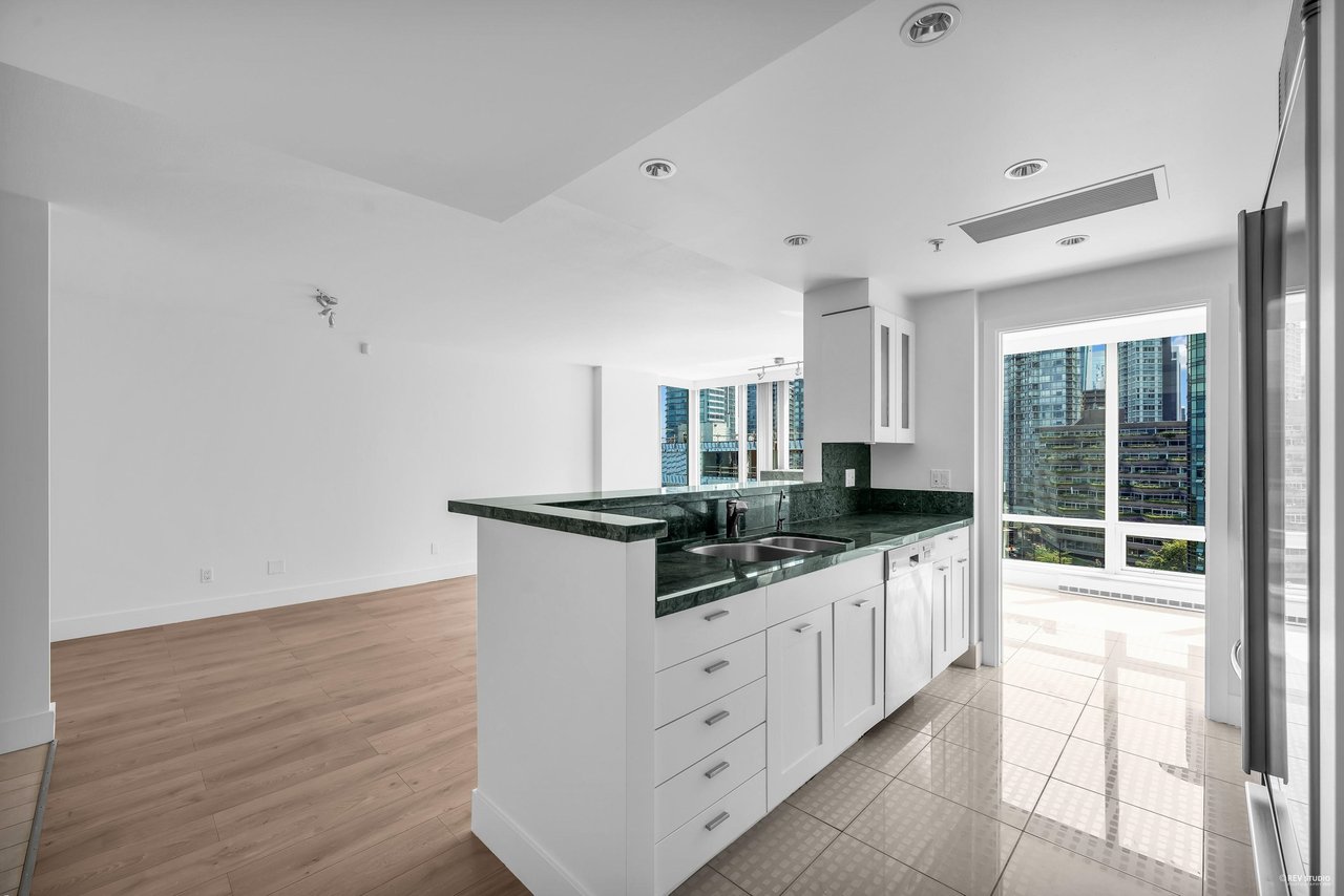 1303-499 Broughton St