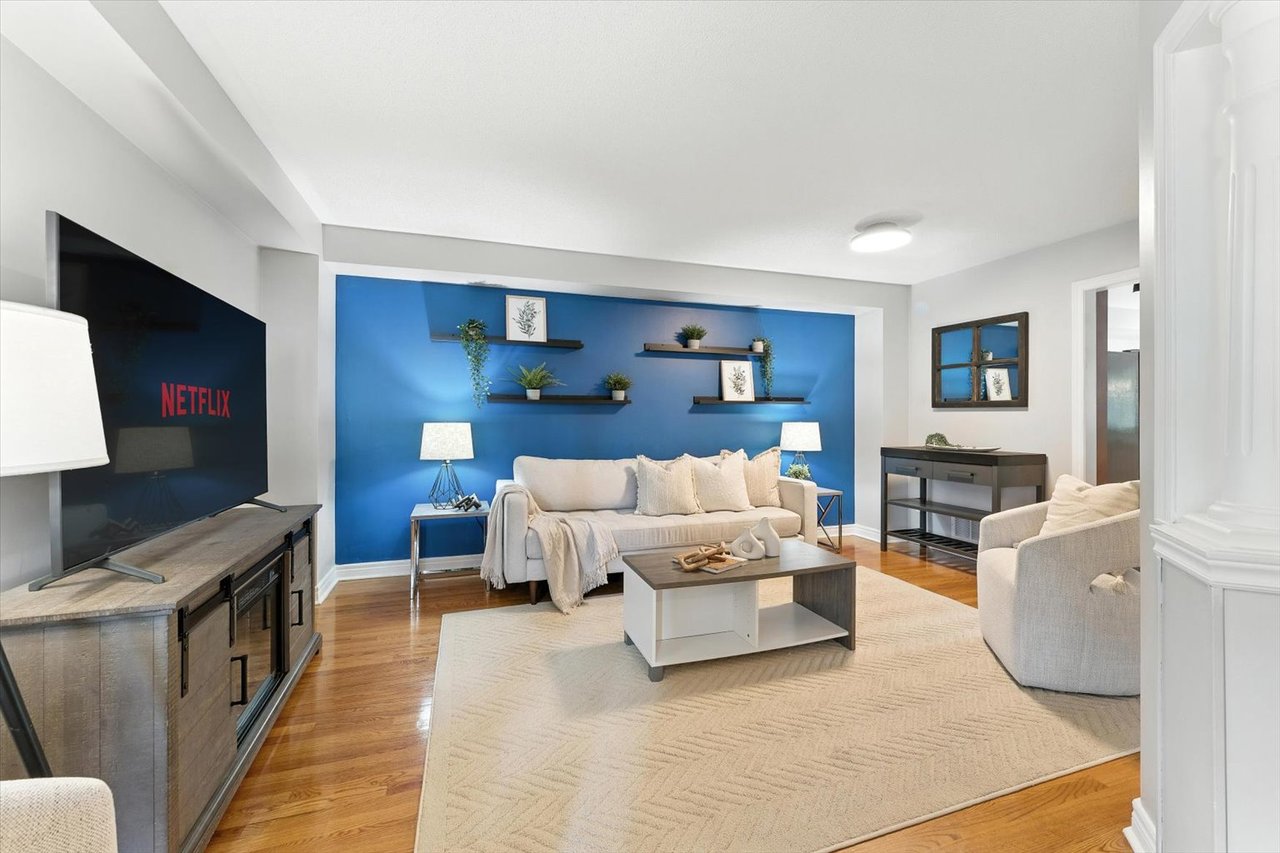 151 Mowat Cres