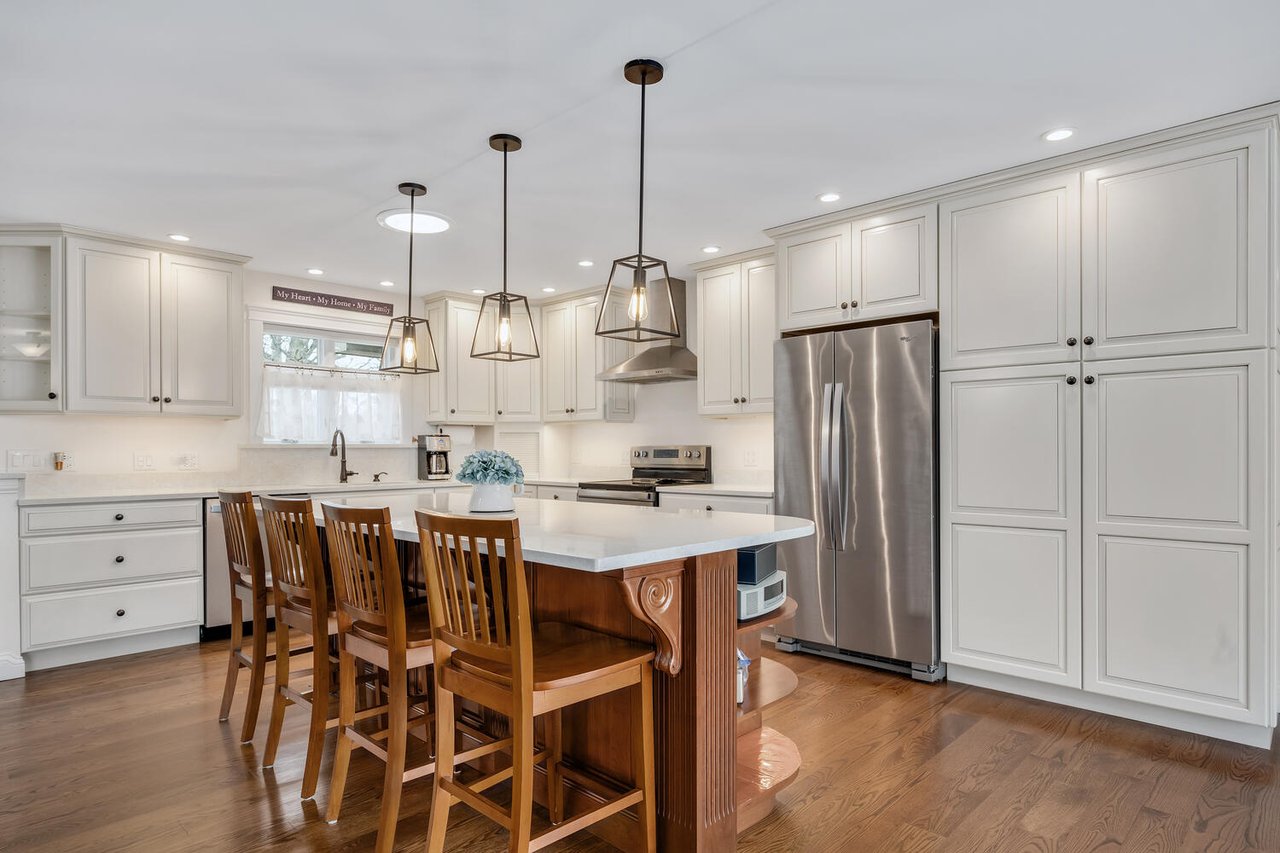 3N010 Woodview Dr West Chicago Sold at $290 Per Square Foot