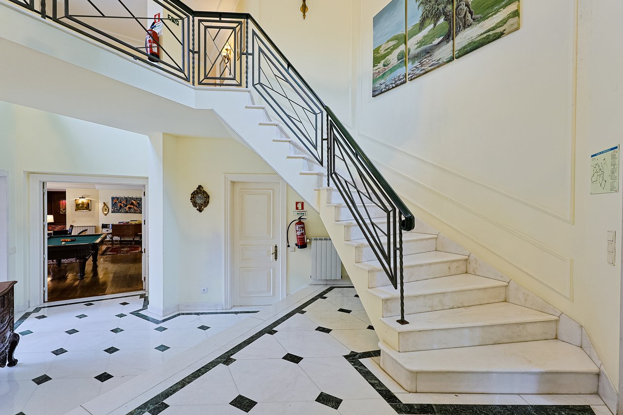 Spacious 8+2-Bedroom Villa with Pool for Rent in Cascais