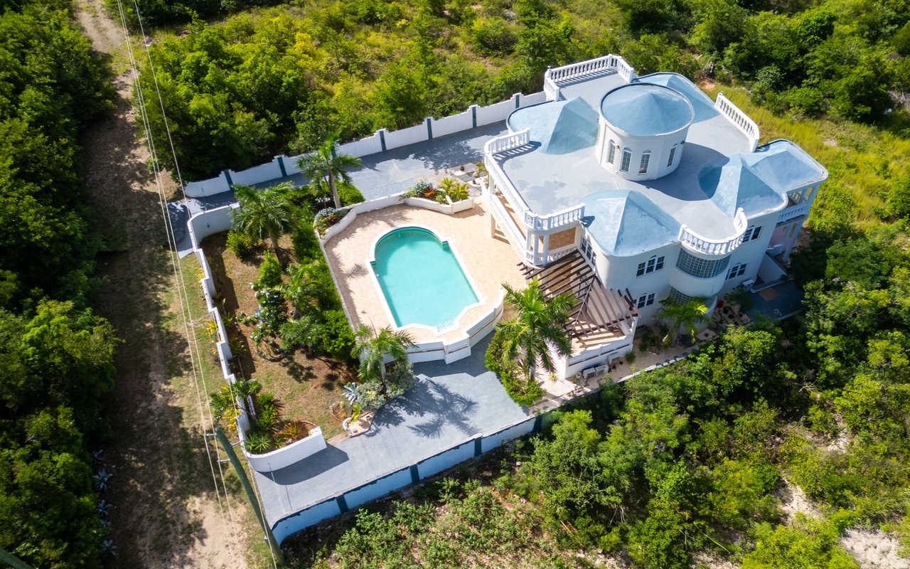 Resort Edge Villa / Les Sotto Voce