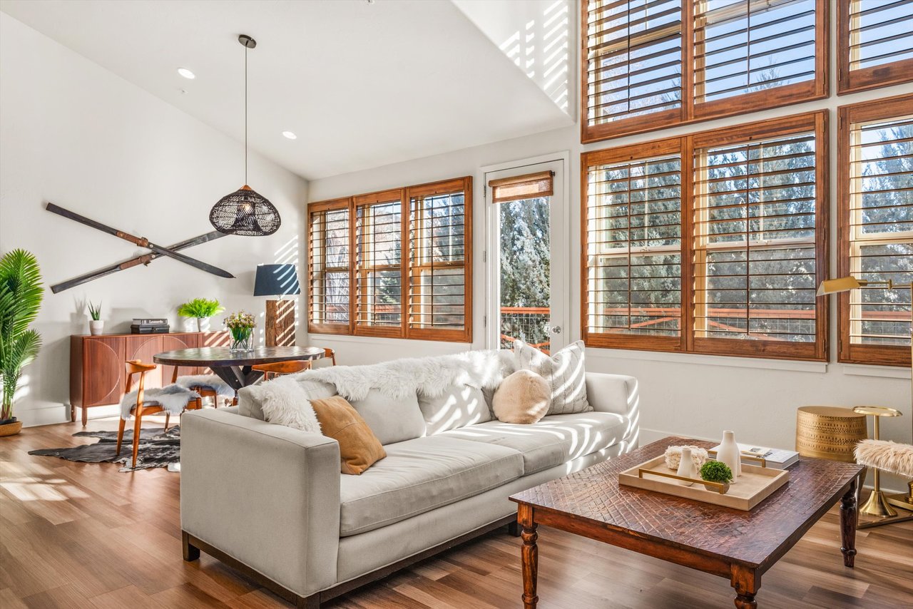 Bright and Stylish Townhome in the Heart of Willits