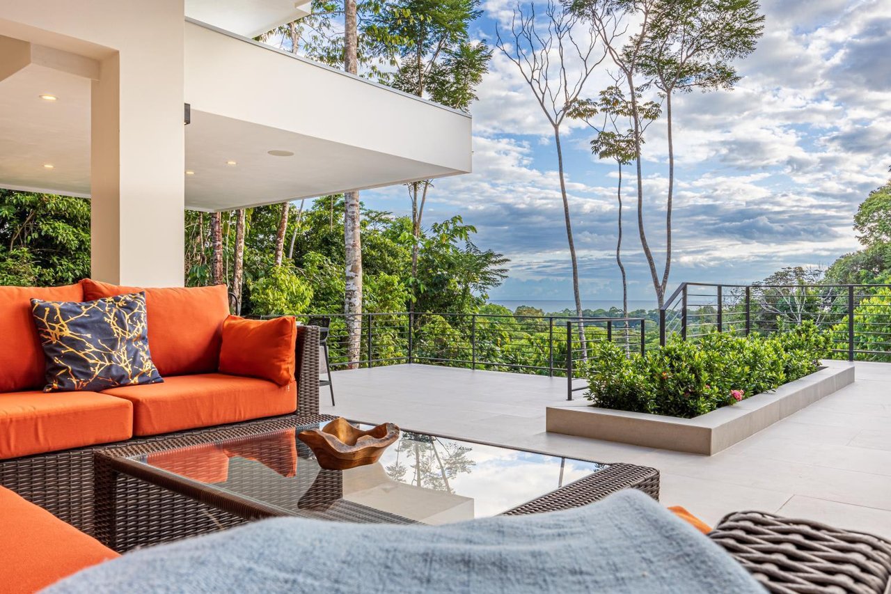 A Gem, Hidden in the Canopy With Ocean and Mountain Views