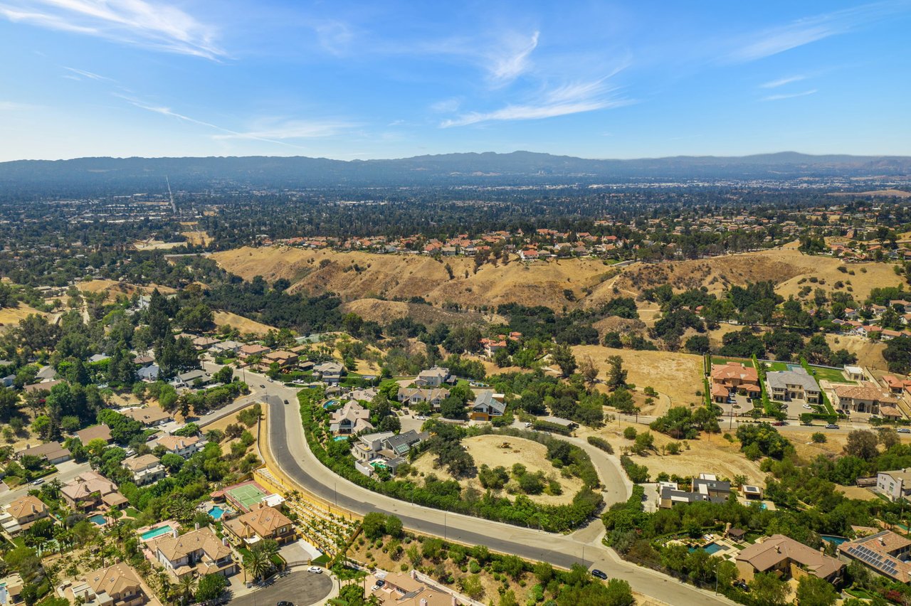18149 Knoll Hill