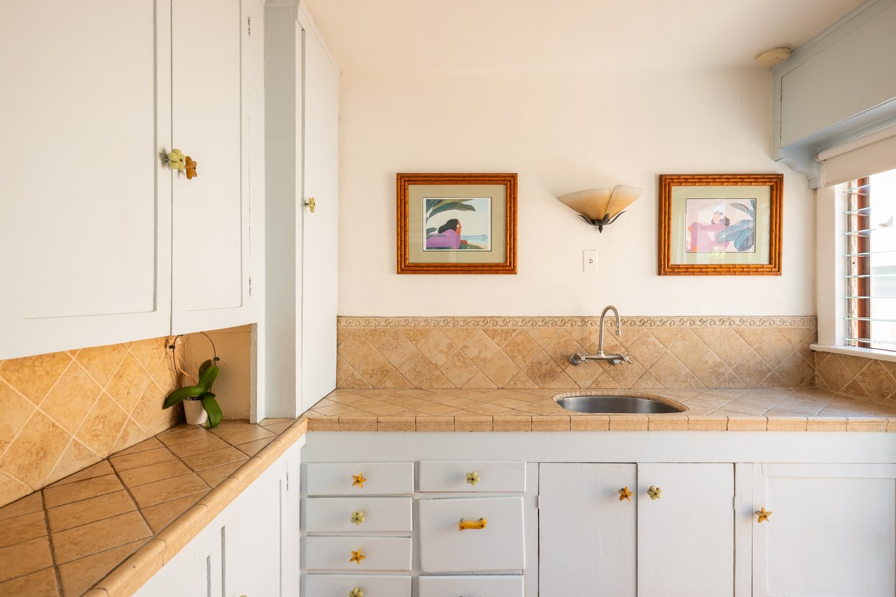 8921 Rosewood Ave, West Hollywood